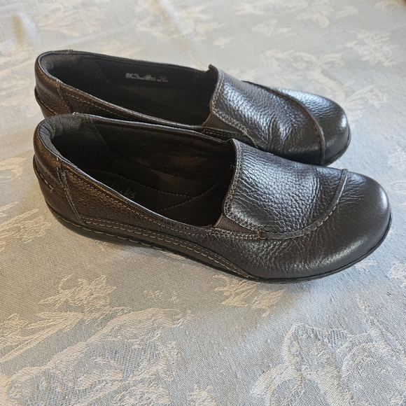 Clarks slip on shoe chocolate brown leather upper. Sz 8.5 - Picture 1 of 6